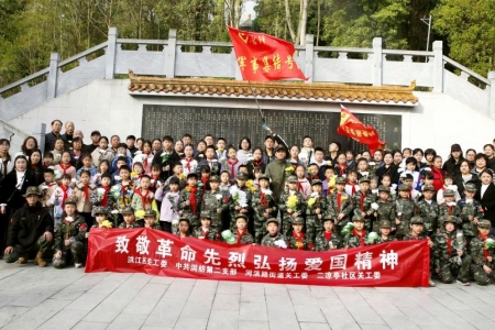 洪江区开展“致敬革命先烈  弘扬爱国精神”祭扫活动