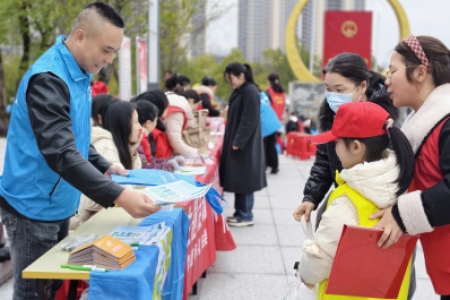 怀化：践行雷锋精神 “河小青”守护母亲河