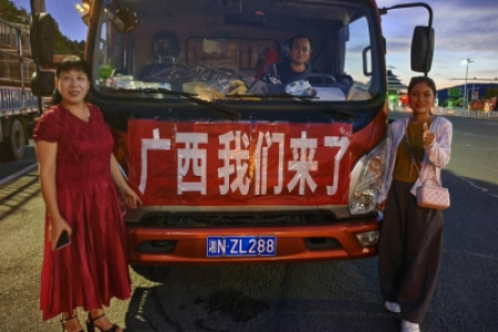 ​怀化两车爱心物资直达广西贵港重灾区