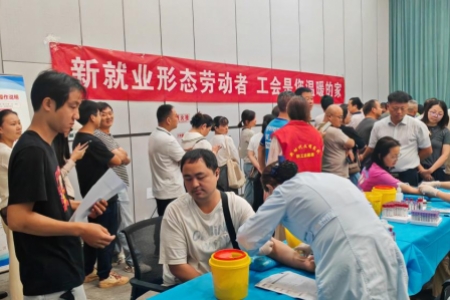 早餐暖胃又暖心！市总工会职工志愿者服务队护航新就业形态劳动者移动体检​