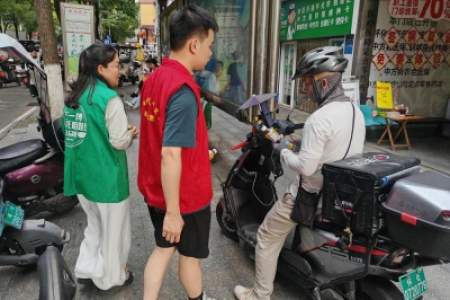 酷暑送清凉 致敬城市守护者 鹤城区开展户外劳动者关爱志愿服务