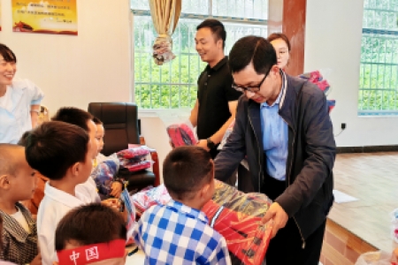 圆梦工程：留守儿童展笑颜