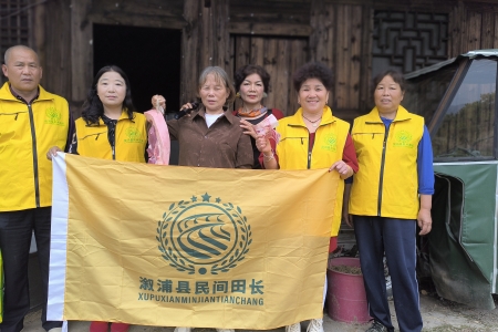 溆浦县同心公益民间田长助农收割办实事，田间地头显真情