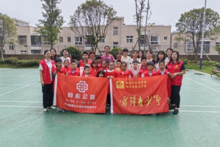 溆浦县雷锋青少年母亲节画出心中的“爱”