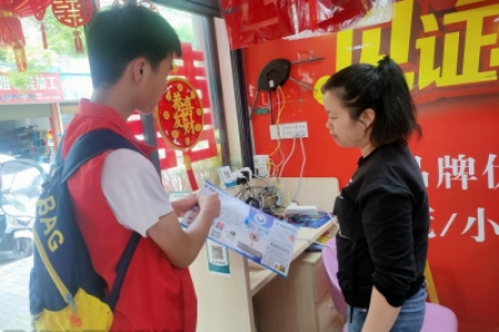 禁毒宣传进商铺 禁毒意识入民心