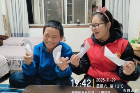 新晃县青少年月假暖心行：温情慰问润童心，尊老爱幼践于行