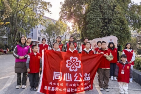 新晃县雷锋青少年化身交通安全宣传员：路口倡文明·共筑平安行