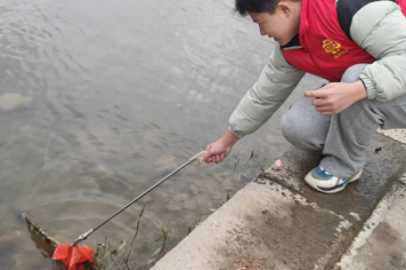 守护母亲河，从你我做起 ——新晃县开展“河小青”净滩志愿服务活动