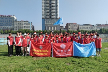 溆浦县同心公益开展“美丽中国·青春行动”净滩与水质检测活动