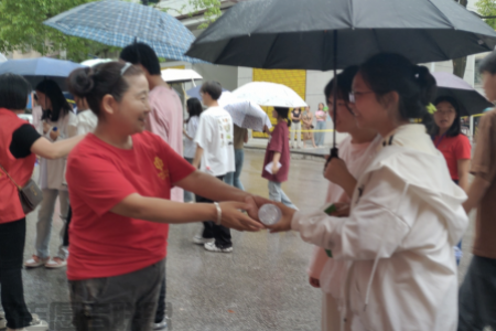 “爱心助考•为梦护航”——温情守护学子高考路