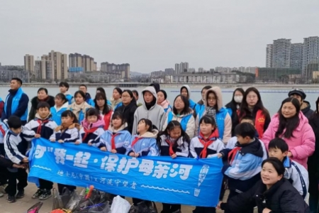 沅陵县开展“守护家乡河流”清理沅江河滩废弃垃圾志愿服务活动