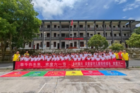 爱心捐赠校服 情暖乡村学子——县溪镇江口小学的学生收到爱心校