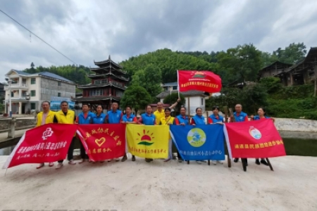 通道河小青行动中心：“清螺”还净水 保护生态美！
