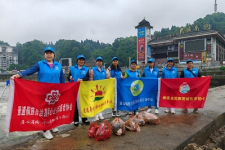 巡河净滩付出志愿力量