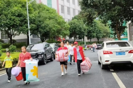 迎新生，通道一中雷锋青少年在行动