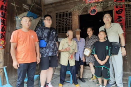 初中生捐零花钱慰问山区老人、山区儿童