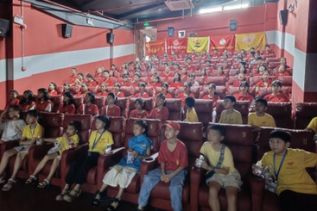 带领雷锋青少年观影《又是充满希望的一天》 深刻启示