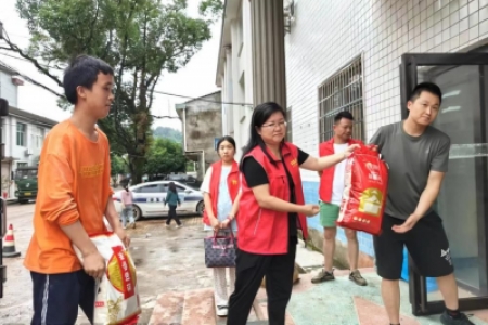 身残志坚罗小小身体力行践行志愿者初心使命