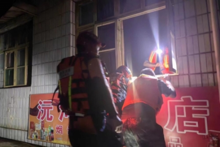 风雨中的守护：中方县蓝天救援队挺进灾区抗洪一线