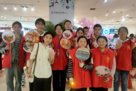青少年画团扇活动：绘就传统文化新活力