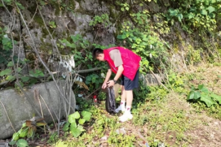 少年护碧水，雷锋精神永流“长”