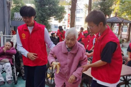 秋暖养老院！怀化市德才高级中学2401班雷锋青少年传温情