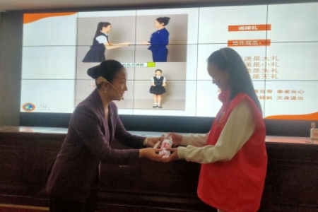 学礼仪传孝道 雷锋青少年共赴文明之约