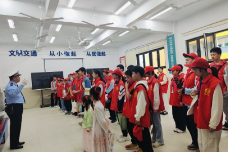 雷锋青少年体验“文明交通伴我行”