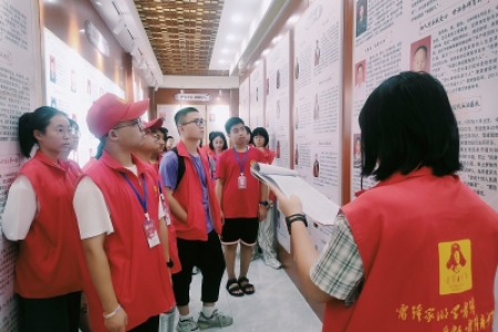 青春之光闪耀好人馆 —— 雷锋青少年参观学习道德模范事迹