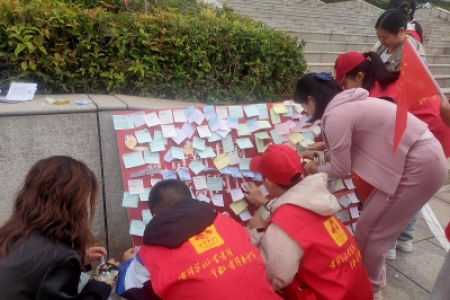 收集市民祝福    献礼祖国—雷锋青少年在行动   