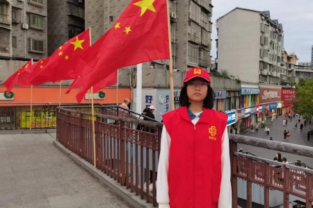 雷锋青少年：我和国旗合个影