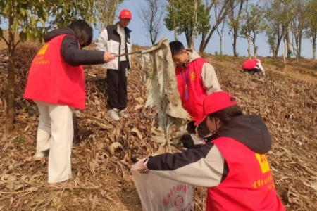 雷锋青少年巡河净滩，守护家乡水域