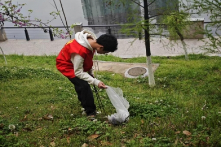 守护好一江碧水：雷锋青少年在行动