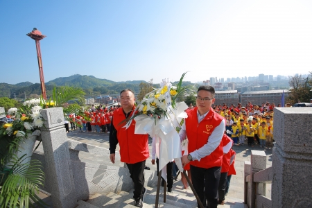 从小培育好孩子的红色基因 雷锋青少年、公益小天使“清明祭英烈