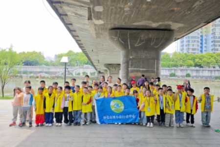 五一“趣”劳动 “守护碧水河岸 共筑生态家园”河小青巡河净滩
