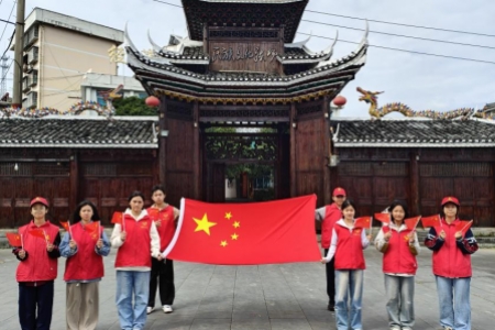 “礼赞新中国，奋斗新时代”