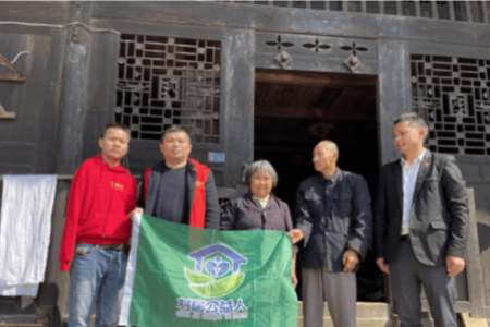 村居公益人走访慰问五保户点滴真情暖人心