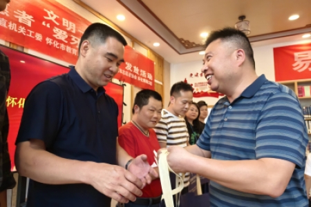 爱心企业为全市志愿者捐赠12000套“爱牙呵护包”