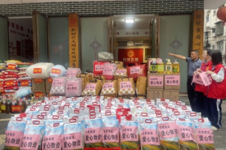 让党旗在防汛一线高高飘扬 | 怀化市两新工委：爱心捐赠暖人心