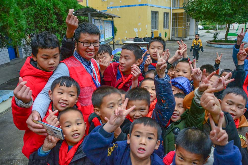 儿童服务----韦腾境和山区儿童在一起.jpg